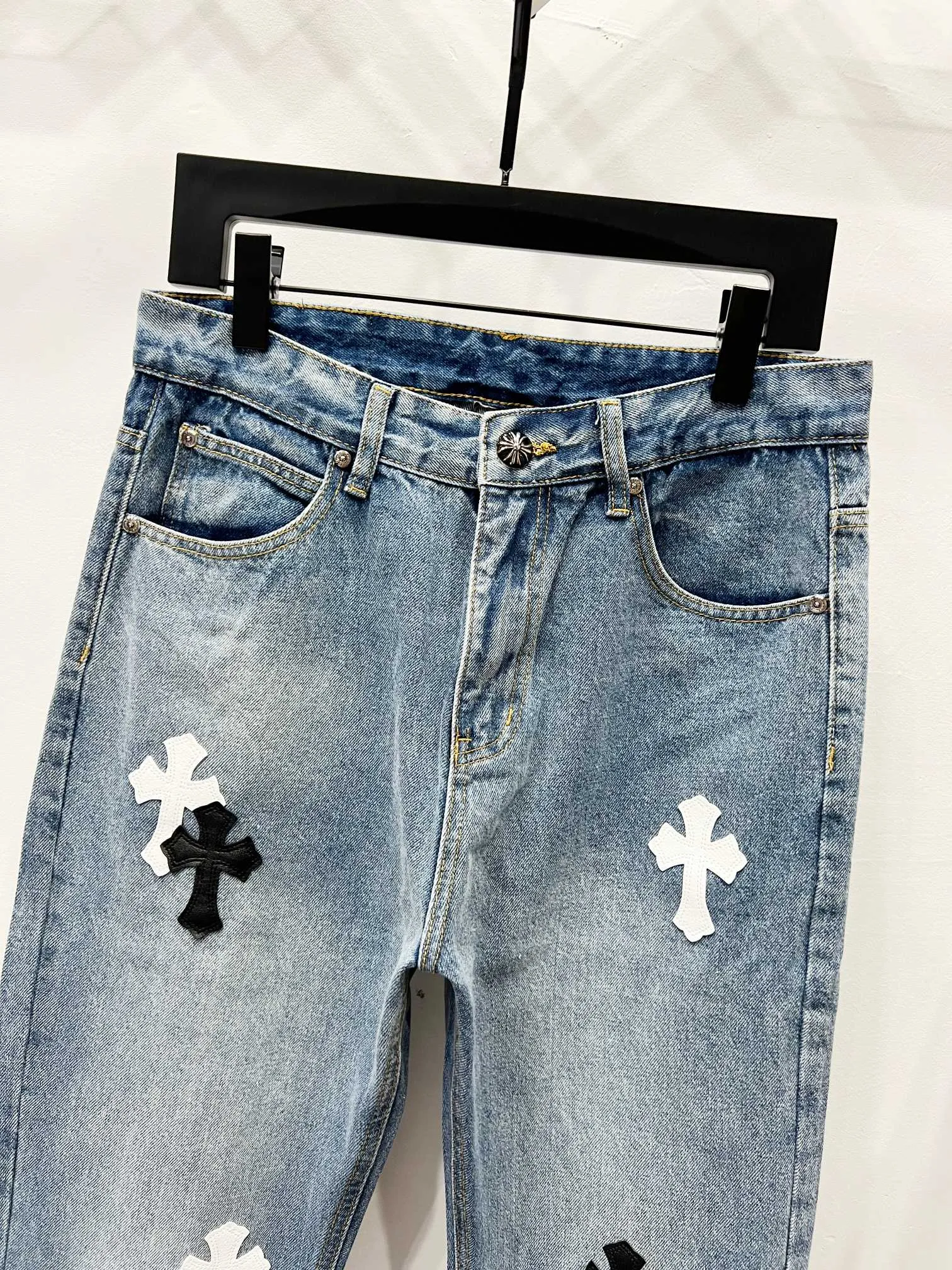 P260 Style number: (K530) Chrome Hearts & CH city limited series Sanskrit cross patch leather jeans, black and white color matching - Chengdu "chengdu" jeans catering to the hometown of Chengdu giant pandas. The finished products need to be washed and then disassembled and hand-stitched with sheepskin cross leather and then spliced ​​together to complete. The whole piece has too many processes to explain. The texture can be seen in the hand, and it looks good. The styles with different washed textures are very friendly to people with thin legs and thick legs. The straight version is very flattering to the leg shape. The moderate length is timeless and can be matched easily and casually. It is the basic styling foundation for various styles and is a must-have in the wardrobe! The fabric is stiff but also makes the upper body soft without losing texture. The washing process is even more perfect. It is a must-have item for everyone! ! ! Washed wheat, hang tag, pants label, three labels are complete, the upper body effect is particularly stiff and stylish, super stylish, the same style for men and women - Color: blue and black Size: 28 30 32 34